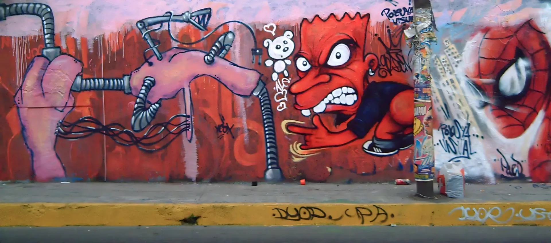 “Graffiti urbano con Bart mutante, manos biomecánicas y Spiderman, mural colaborativo de EOX, Golden y Paed en 2008”