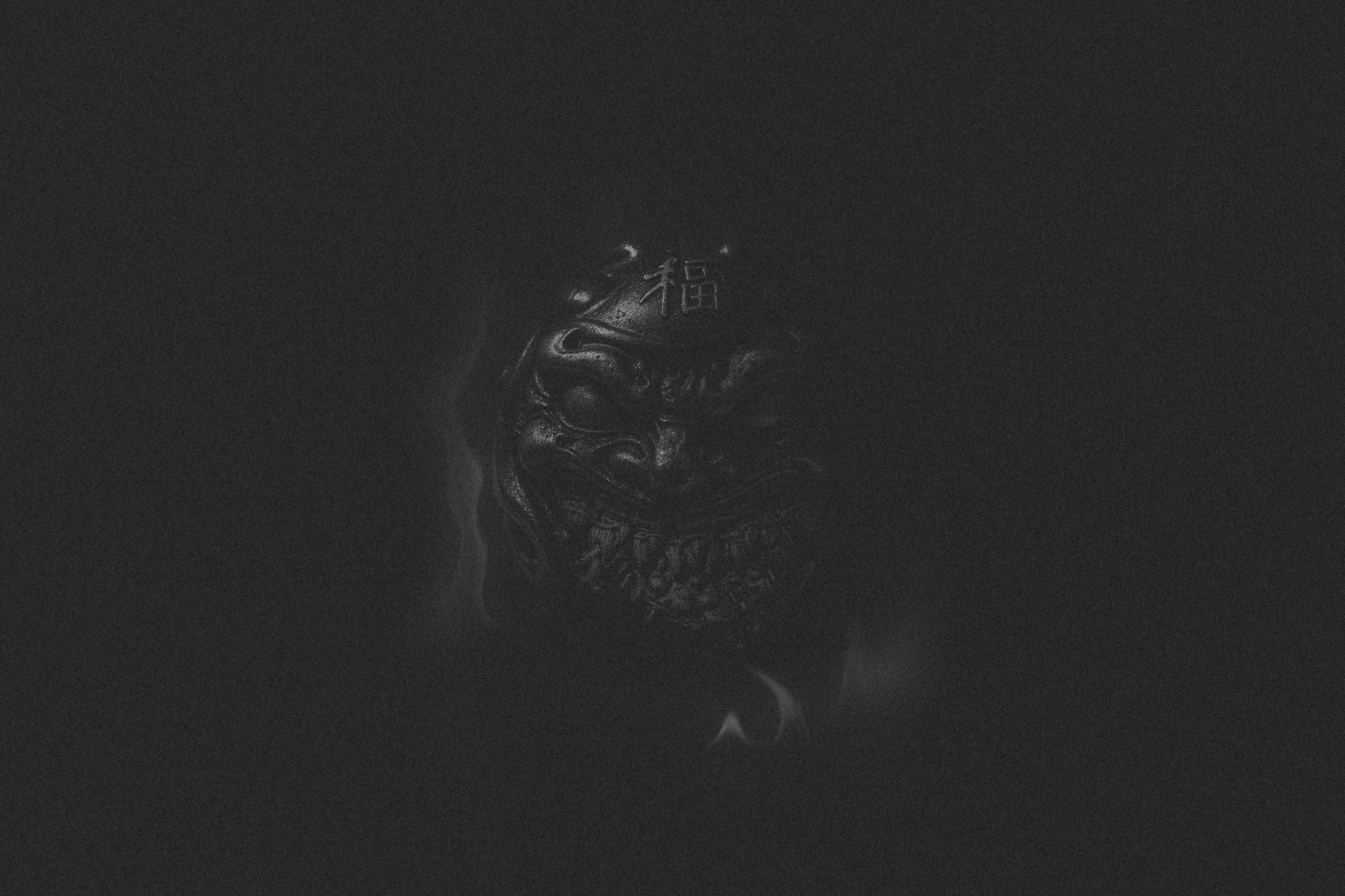 El demonio que sonríe entre las llamas